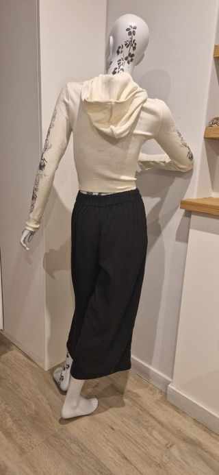 Conjunto pantalón negro y sudadera estampada