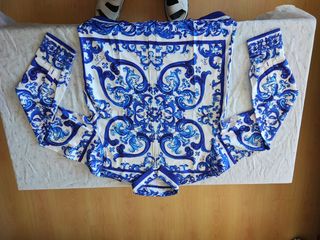 Camisa estampada azul y blanca