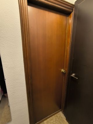 Puerta corredera de madera oscura