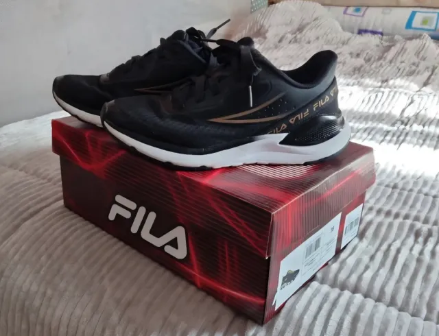 Tenis Fila Negros y Dorados