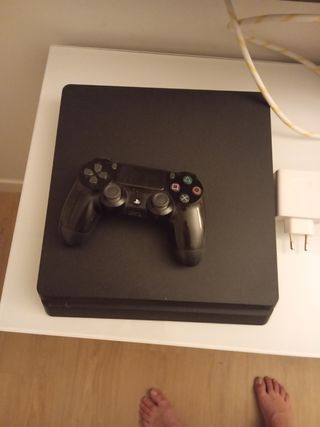 PS4 Negra con Mando y RDR2 Digital