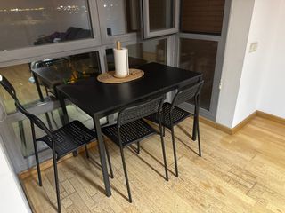 Mesa y 3 sillas Ikea negras