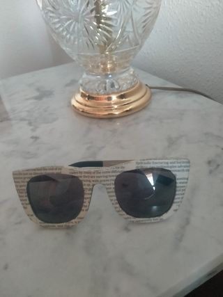 Gafas de sol con estampado de periódico