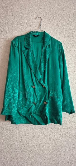 Traje de fiesta verde con estampado floral. 