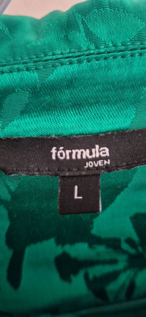 Traje de fiesta verde con estampado floral.