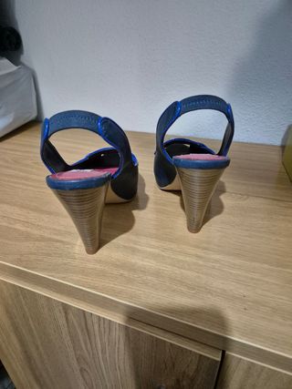 Zapatos de tacón azul y blanco talla 39