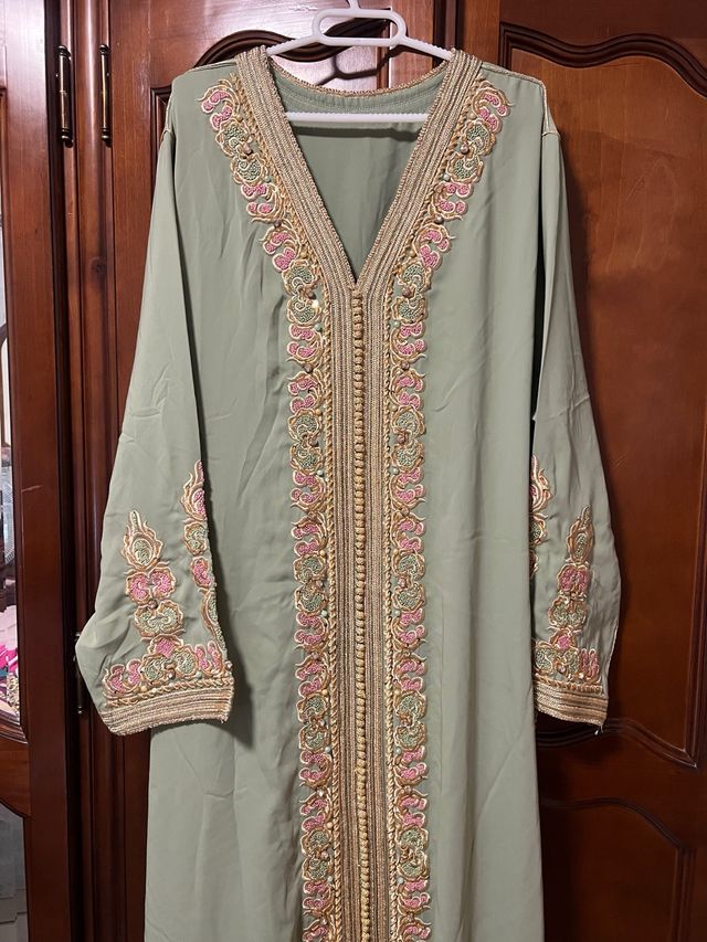 Caftán verde con bordados dorados