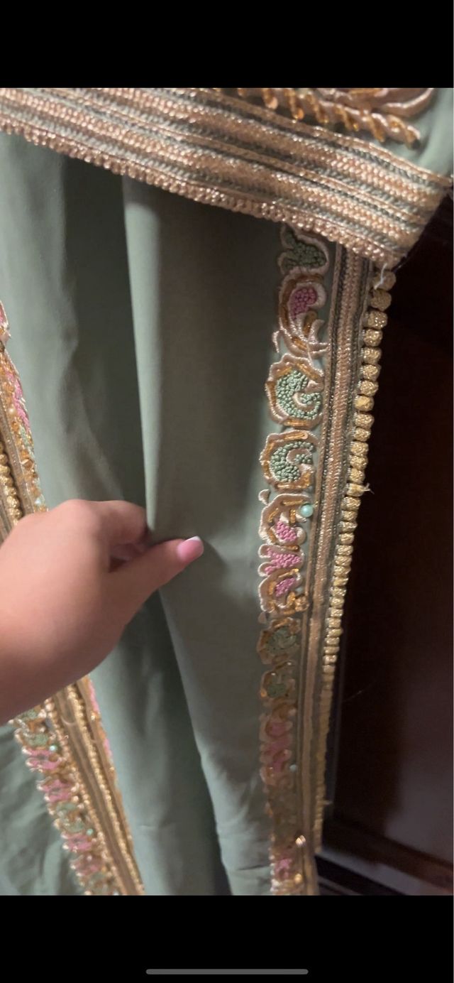 Caftán verde con bordados dorados