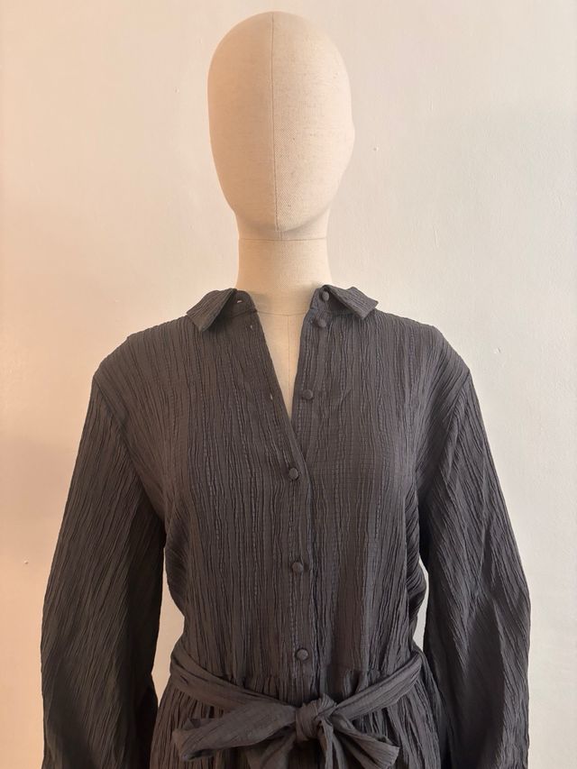 Vestido camisero azul oscuro con cinturón