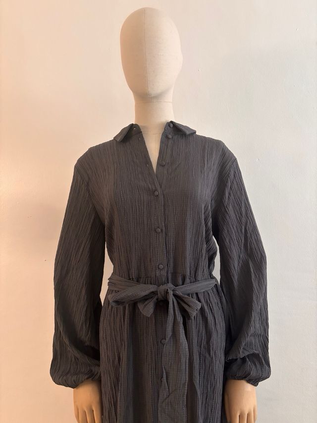 Vestido camisero azul oscuro con cinturón