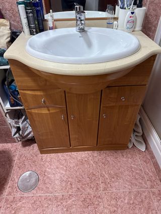Mueble de baño de madera y cerámica
