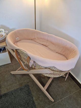 Moisés para bebé de mimbre y tela rosa