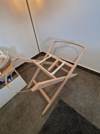 Moisés para bebé de mimbre y tela rosa