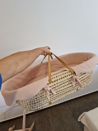 Moisés para bebé de mimbre y tela rosa