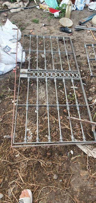 Puerta y reja de hierro forjado