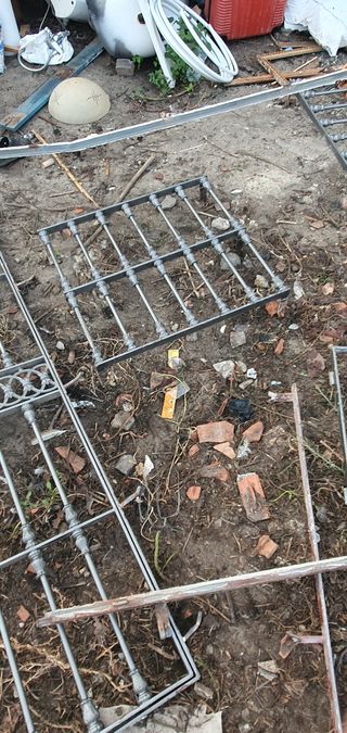 Puerta y reja de hierro forjado