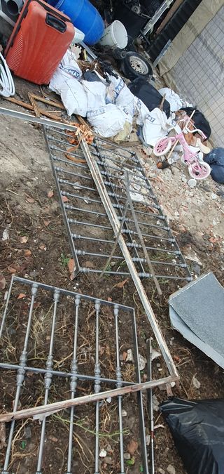 Puerta y reja de hierro forjado