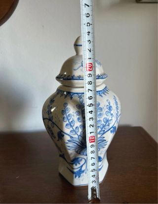 Peça de decoração azul e branca