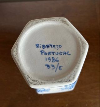 Peça de decoração azul e branca