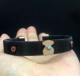 Pulsera negra con osito y hermosas piedras 