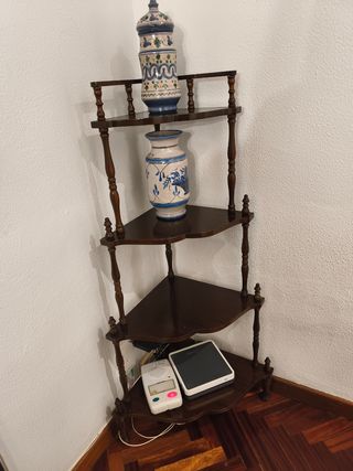 Rinconera de madera estilo castellano