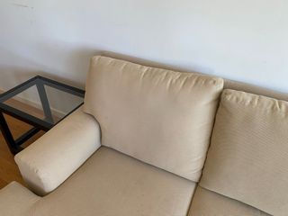 Sofá de tela beige