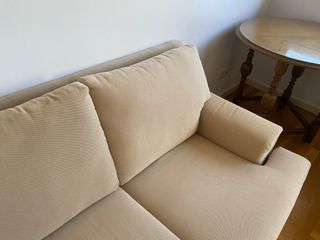 Sofá de tela beige