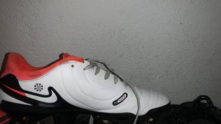 Botas de fútbol Nike blancas y naranjas