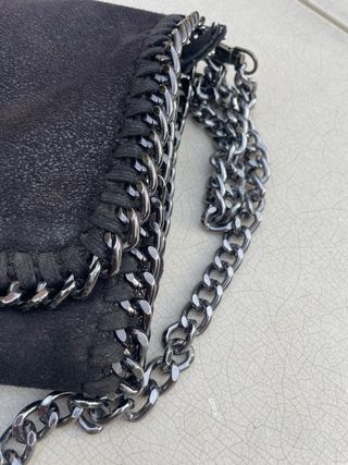 Bolso de mano negro con cadena