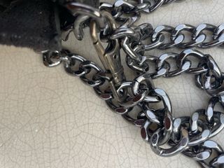 Bolso de mano negro con cadena