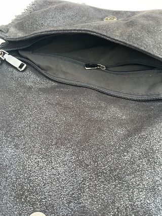 Bolso de mano negro con cadena