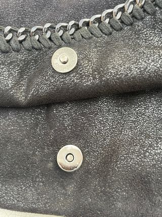 Bolso de mano negro con cadena