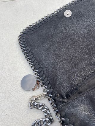 Bolso de mano negro con cadena