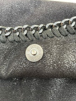 Bolso de mano negro con cadena