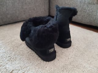 Botas UGG Negras con Botón