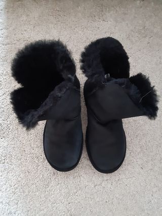 Botas UGG Negras con Botón