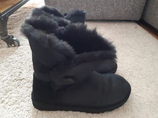 Botas UGG Negras con Botón