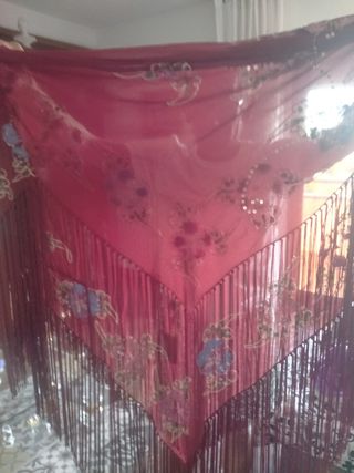 Manton granate con flecos y bordados