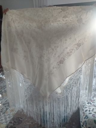 Manton beige con flecos y bordado