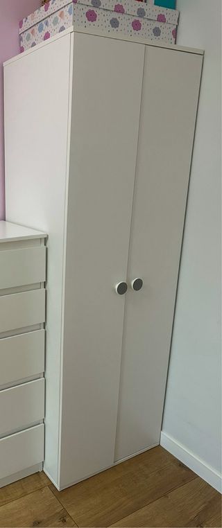 Armario blanco de madera