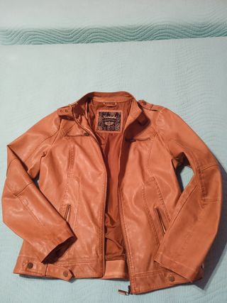 Cazadora polipiel marrón claro
 Talla L