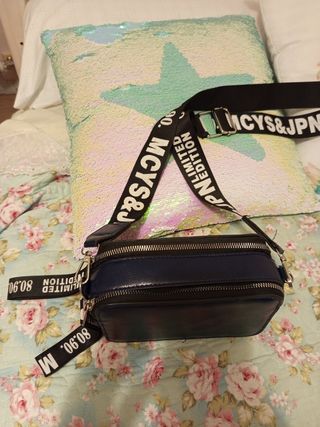 Bolso bandolera azul marino con correa