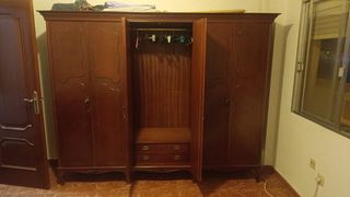 Armario antiguo de madera