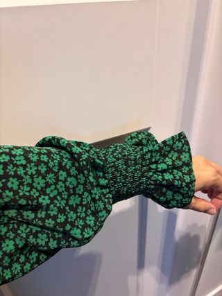 Vestido flores verde y negro Mango Talla M