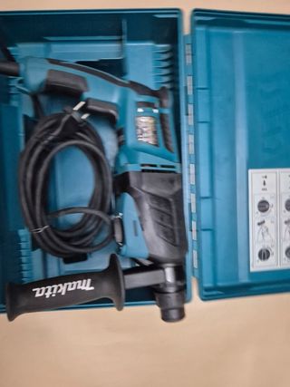 Martillo ligero Makita HR2610 con maletín