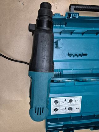 Martillo ligero Makita HR2610 con maletín
