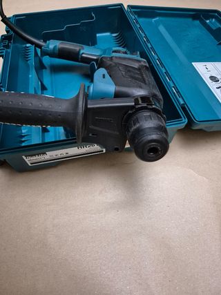 Martillo ligero Makita HR2610 con maletín