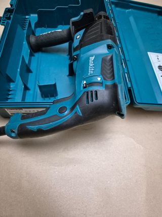 Martillo ligero Makita HR2610 con maletín