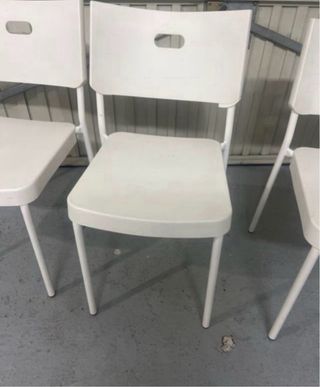 3 Sillas Blancas de Plástico y metal