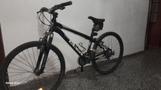 Bicicleta de montaña negra + mayot y casco